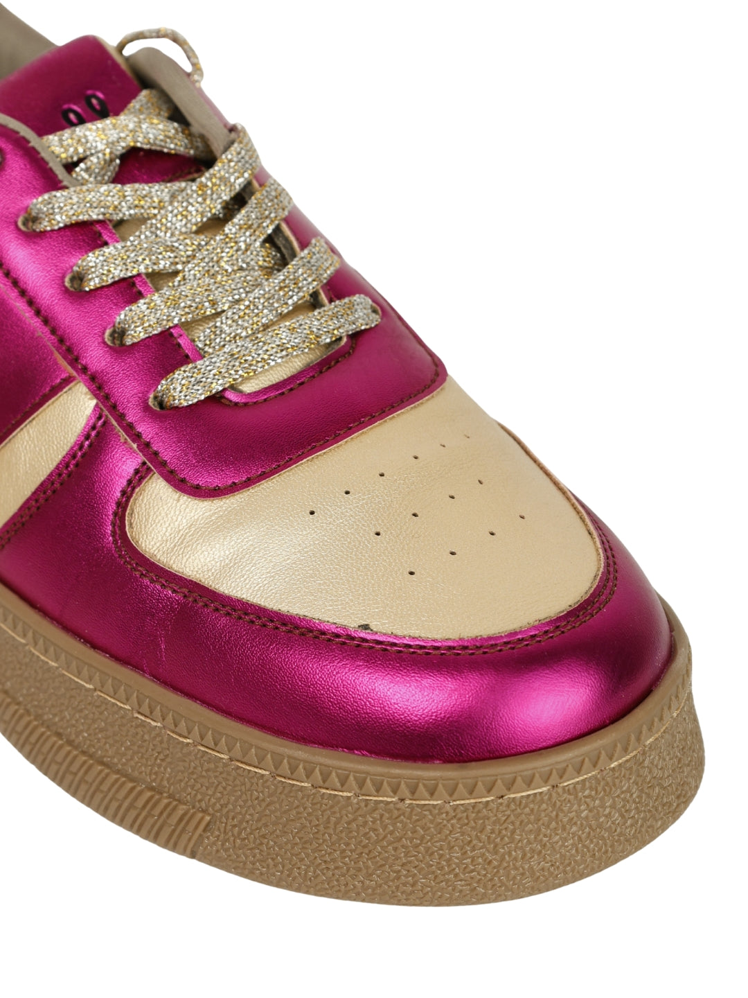 Fuchsia Flash sneakers toe close-up — cream leather toe box with metallic fuchsia pink panels and gold glitter laces by Solemates by Palak